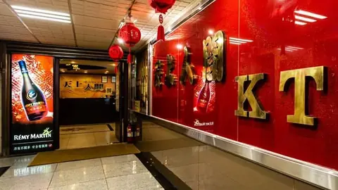 統領天上人間時尚KTV公開照片中的紅色入口與KTV招牌