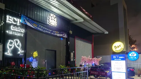 ECT bistro北屯敦富五街夜間入口與店家招牌
