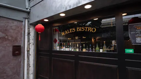 Wales Coffee Bar逢甲文華路店面與Wales Bistro招牌