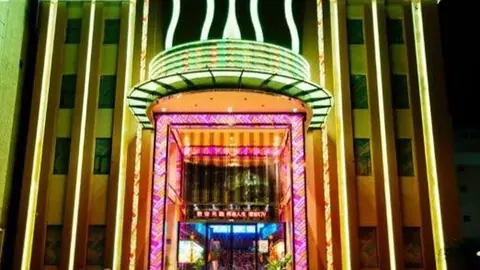 台中得意人生KTV五權路建築入口與夜間燈光外觀