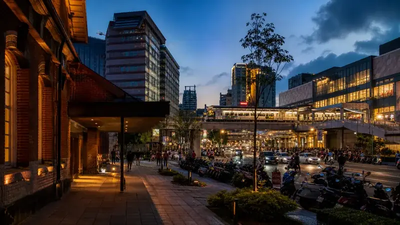 台中東區車站周邊夜間街道與城市建築