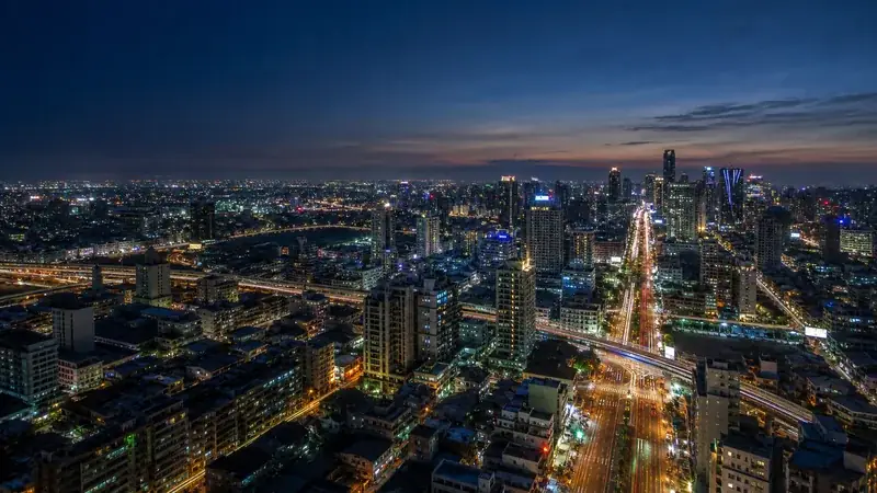夜色中的台中市區街廓與行政區交通網絡