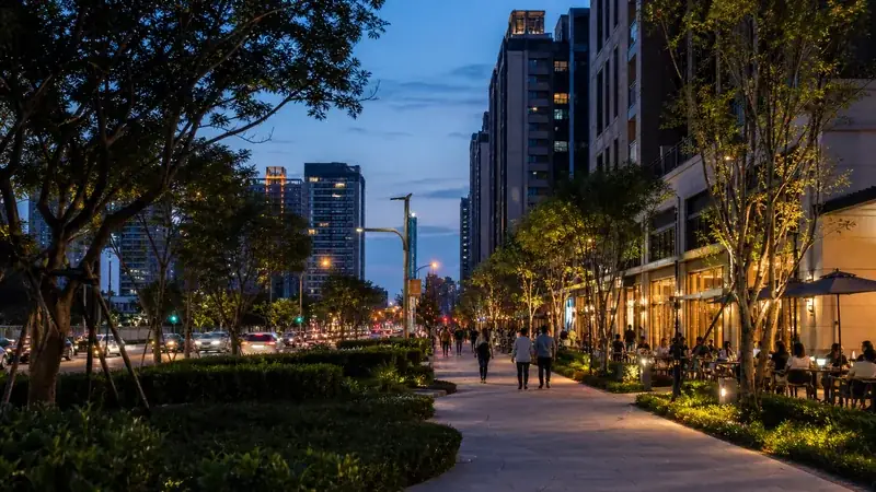 台中南屯區七期南側道路與夜間建築