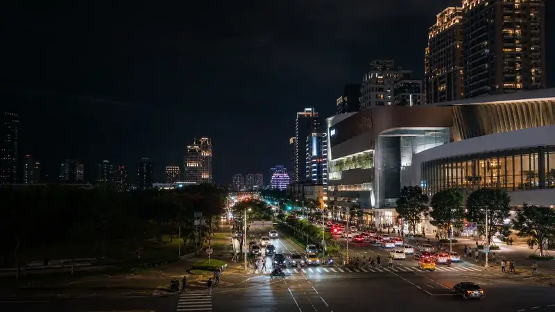 台中西屯區七期高樓與夜間城市街景