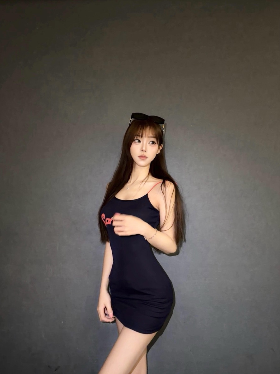 穿黑色洋裝的成年女性站立形象照