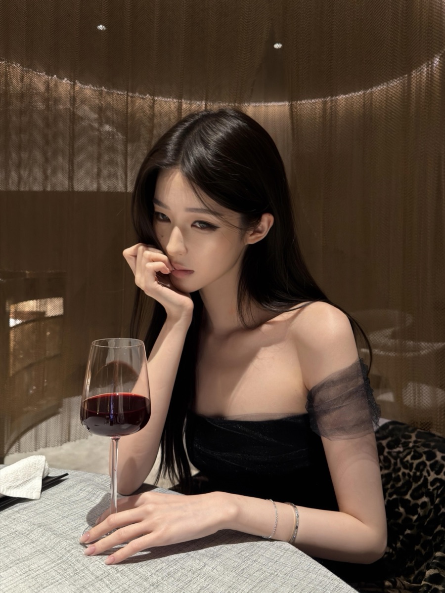 晚餐聚會場景中的成年女性形象照