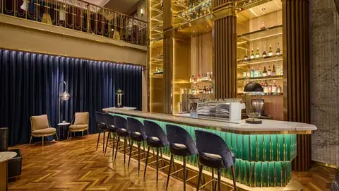Ailìse Bar 吧台、高腳椅與金色酒架空間