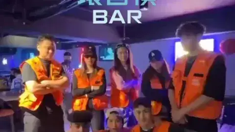 Bad Habits 壞習慣 BAR 紫色燈光、店內座位與表演團隊
