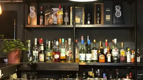 Bar TUBE 吧台酒瓶與室內調酒空間