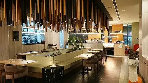 95 Cafe&Bistro 木質餐桌與開放式吧台空間