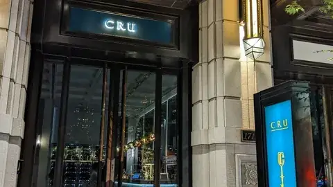 CRU 酒窖惠來路入口、酒櫃招牌與店面外觀