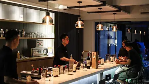 DIMENSION.Bar 維度精誠三街吧台、酒櫃與調酒師