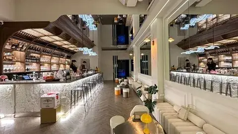 Horse Bar 馬吧文心路挑高吧台與座位空間