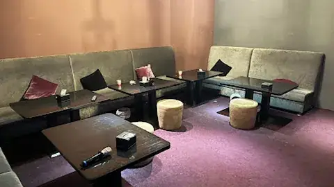 Muse Music Bar 寧夏路沙發、桌面與麥克風包廂空間