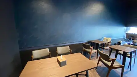 Stand By Me Coffee & Bar 豐原店內藍色牆面、木桌與座位空間