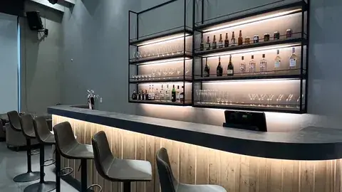 PIER 88 台中港酒店內吧台、酒櫃與座位空間