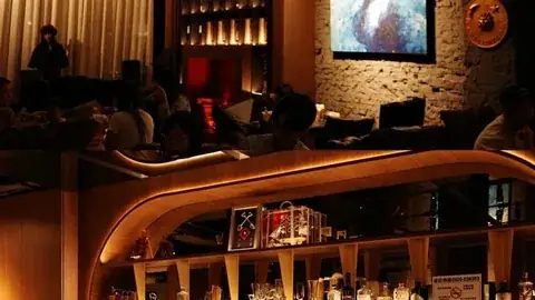 RE:BAR 華美街吧台、酒櫃與座位空間