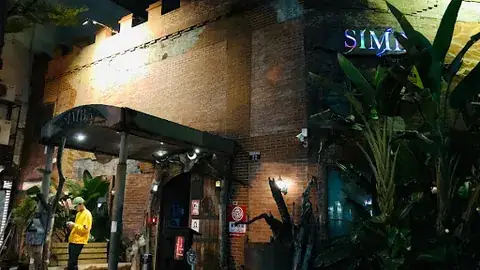 辛巴音樂餐廳向上路紅磚外牆、SIMBA招牌與夜間入口