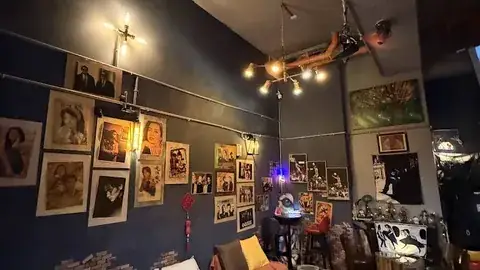 SoulBar 欣餐酒館照片牆、吊燈與店內座位