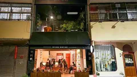 Tao Natural Wine 中興街店面入口與自然酒展示空間