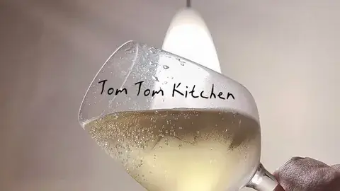 Tom Tom Kitchen Bar 店內品牌酒杯、吧台吊燈與用餐空間
