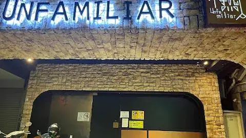 Voxbar 莫思民權路店面發光招牌與入口