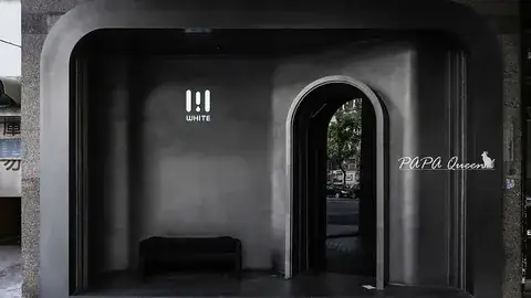 WHITE Coffee Bar 黑白拱門入口與店家招牌