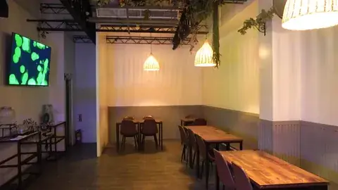 WU NONG 吾弄餐酒館吧台、桌椅與店內座位空間