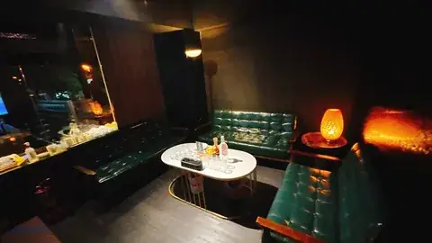 醉惡餐酒館華美街綠色沙發、桌面與店內座位