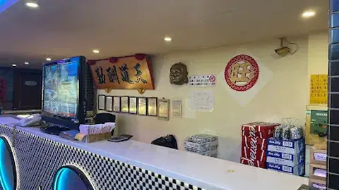 喜相逢KTV 市府路接待櫃台、店名標誌與入口空間