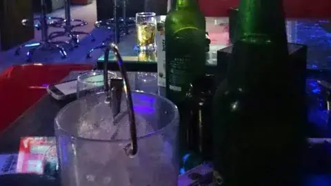水蜜桃KTV暢飲視聽店桌面飲品、座椅與包廂空間