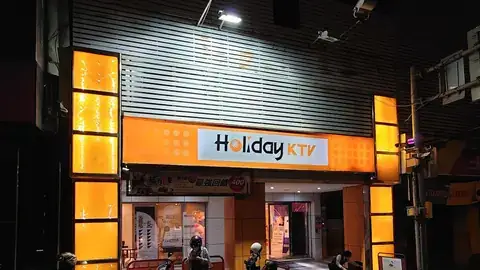 好樂迪KTV臺中大里店夜間橘色招牌與店面入口