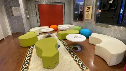 好樂迪KTV臺中文心店彩色座椅與大型包廂空間