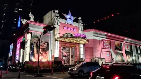 超級巨星KTV文心南屯店夜間粉紅色建築與入口