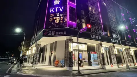 享溫馨KTV南屯向學店紫色燈光建築與夜間入口外觀